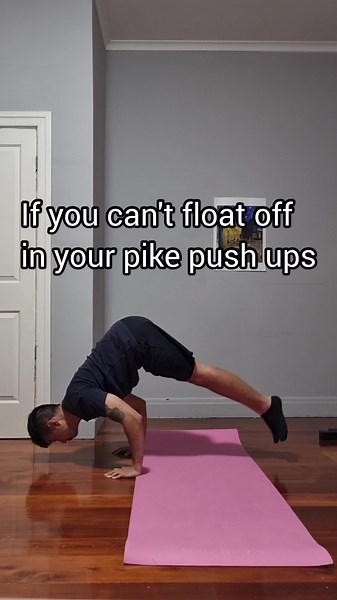 how to float off in your pike push ups #calisthenics #bodyweightfitness #fitness #pikepushups #handstand