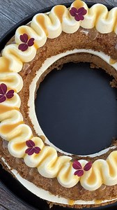 Morotskaka 🥕 En favorit, som jag vill ha till födelsedagsfikat varje år. En saftig kaka med två lager Frosting. Bakas i en 20cm springform eller motsvarande. Ingredienser: Saftig morotskaka : 2 ägg 2dl strösocker 2tsk vaniljsocker 3dl finriven morot 1dl mat/rapsolja 1tsk kanel 0,5tsk bikarbonat 0,5tsk bakpulver 2dl vetemjöl Till formen: Smör Ströbröd ev Bakplåtspapper till botten Frosting: 100g smör (rumstemp) 200g creamcheese 2tsk vaniljsocker 2dl florsocker Förslag Dekoration: Riven kokos röd