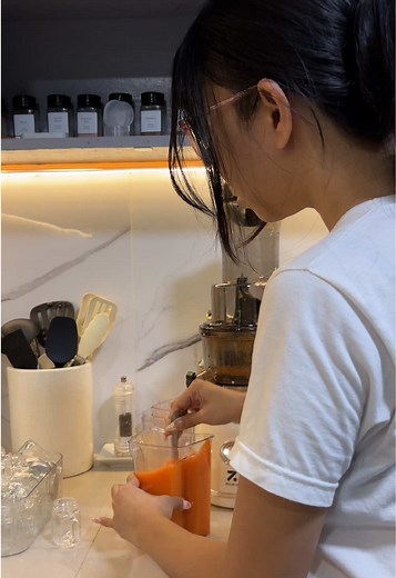 Let’s make carrots-ginger shots and celery-ginger shots!!🫶🏻 #juicer #blender #juicerblender @Zolele Appliances