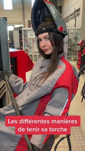 À chacun sa façon de tenir sa torche ! 🤷‍♂️🤷‍♀️ Et vous, quelle est la vôtre ? 🤔 #soudage #welding #torche #fronius