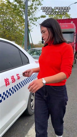 The Female Driver Pulled Out Of The Parking Space At A Mere 10 Centimeters; Her Skills Are Amazing!