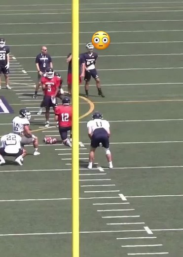 😳😳#viral #football #footballtiktok #linebacker #interception #highlight #footballskills #footballhighlights #collegefootball #usports