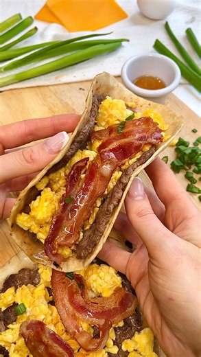 🥓 🍳 BACON & EGG BREAKFAST SMASH TACOS ↓ Breakfast just got easier, tastier, and LOWER in carbs and calories! 😮 If you struggle to enjoy breakfast, then start your day right with these super simple yet delicious Breakfast Smash Tacos! 🔥 Comment “love tacos” to get MORE than 190 easy recipes like this sent straight to you‼️ For less than 400 calories, you can enjoy these satisfying tacos that pack a ton of flavor, 44 grams of protein, and ONLY 2 grams of carbs! 👀 Who said eating healthy has t