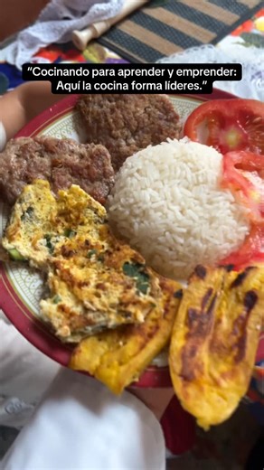 AndrésCuenta on Instagram: "🍳 También se emprende desde la cocina Hoy cocino algo sencillo, pero poderoso: 🍔 carne molida hecha hamburguesa 🍚 arroz 🥚 tortilla de huevo con espinaca 🍅 tomate y tajada Comida de casa, de familia, de esas que enseñan que liderar es decidir qué haces con lo que tienes y cómo lo transformas. Aquí no solo se cocina comida, se cocina criterio, disciplina y visión. Porque emprender no siempre empieza con una empresa, empieza liderando tu casa, tu mesa y tus hábitos.