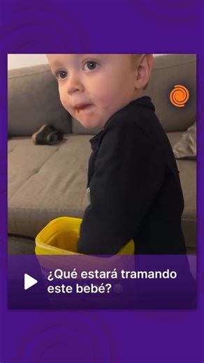 El Doce on Instagram: "Cuando la curiosidad puede más 😂🍼 🍼 Un bebé se volvió viral por una escena tan simple como tentadora. En el video se lo ve urgando una lata de cacao en polvo con total concentración… hasta que saca la mano y revela el detalle clave: el chupete, completamente “rebozado” en cacao 😅 Un final que nadie vio venir 🤎✨ 🎥 @ronniepetersen #eldoce #bebe #viral #nesquik"