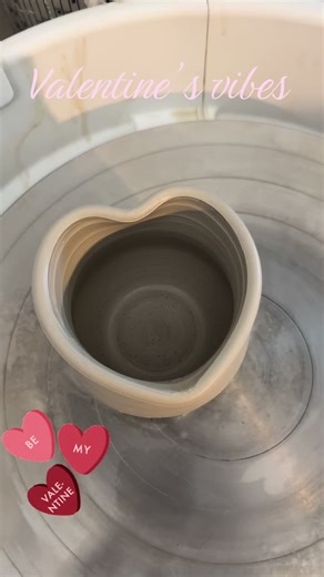 Loved making this heart mug. It’s definitely giving Valentine’s vibes. And this pink specked glaze from Botz is drool-worthy.