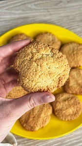 Ricetta biscotti alle mandorle - 3 ingredienti Ingredienti per circa 12 biscotti: - 120 ml albumi - 140 g zucchero a velo - 250 g Farina di mandorle Procedimento: Mescola con le fruste gli albumi e lo zucchero a velo fino ad ottenere una crema bianca e liscia. Aggiungi la farina di mandorle e mescola fino ad ottenere un composto compatto. Con le mani umide forma i biscotti: preleva piccole quantità di impasto, forma le palline e appiattiscile su una teglia foderata con carta forno. Inforna i bis