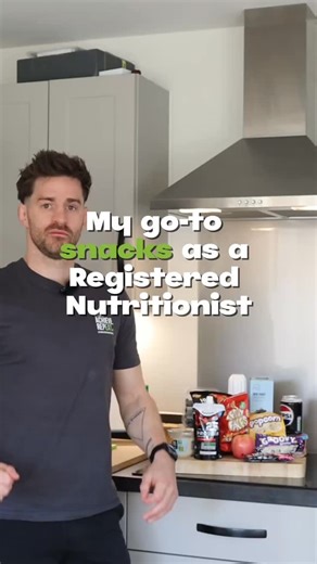 What a nutritionist actually snacks on (yes, we snack too). Fruit, protein bars, popcorn, fibre bars… Snacking isn’t the problem. Mindless snacking on an empty stomach is. As a rule: protein and/ or fibre keeps energy steady and stops the later overeating spiral. But a bit of enjoyment keeps it sustainable! If you feel like snacks always turn into cravings or loss of control, it’s usually not willpower, it’s structure. DM CRAVINGS and I’ll send you a free resource to help you snack smarter witho