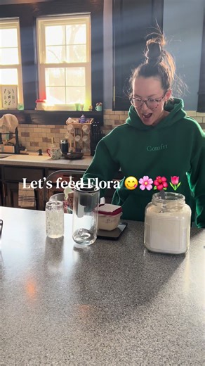 Day 3 feeding Flora!! She is bubbly, happy & healthy!! Fingers crossed I will be baking a sexy loaf very soon!!! 😋🥹🥰 #sourdough #baking