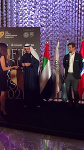 Ian Nepomniachtchi has White in the first game. Magnus Carlsen starts with the black pieces. How did they get to know that? By popping balloons! "Should I do it gently or aggressively?" asked the defending champion. #CarlsenNepo #FIDEmatch2021 | FIDE - International Chess Federation