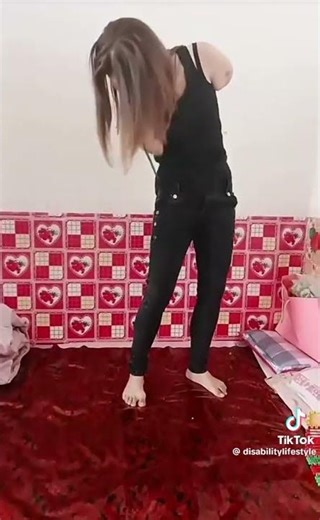 Armless girl dressing up #armless #armlessgirl #feet