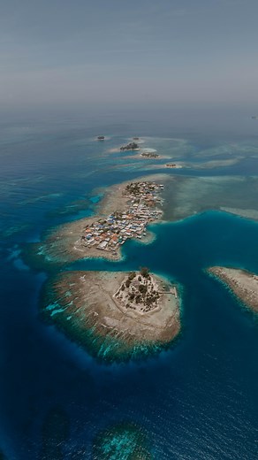 Kevin y Tania on Instagram: "Utila es una de nuestras islas favoritas en el mundo, nos encanta y nos hace muy felices siempre 😍 @visithonduras 🏝️ #guatemala #honduras #utila #guate #naturaleza #travel #viajes #nature #pareja #couple #aventura #adventure #drone #quepeladoguate"