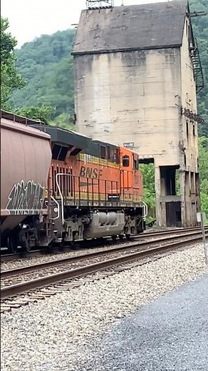 Is This Locomotive Loud & Working Hard Or What!? CSX TRAIN With BNSF DPU, JawTooth shorts