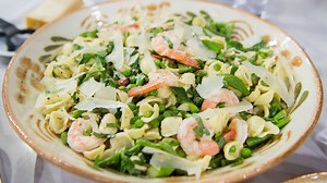 Pasta salad with shrimp and homemade vinaigrette: Perfect for spring