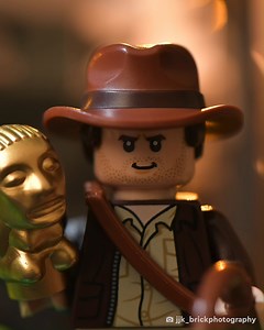 Sortez le popcorn. Indiana Jones mérite d’être vu et revu, surtout en version briques LEGO ! 🎥🍿 📸 : jjk_brickphotography de @StuckinPlastic #LEGOFrance #IndianaJones #AFOL | LEGO