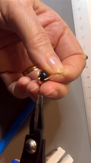 Handmade earrings with your favorite pearl: Easy DIY at home