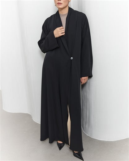 Mayada line | ‎| Code 155 | صممت هذي القطعة من خام الكريب ذو الوجه الامع تتوفر بقصّتيـن ال A cut / بشت ممكن تسكير الفتحات سعر العبـاية : 59.400 تتوفر...‎ | Instagram