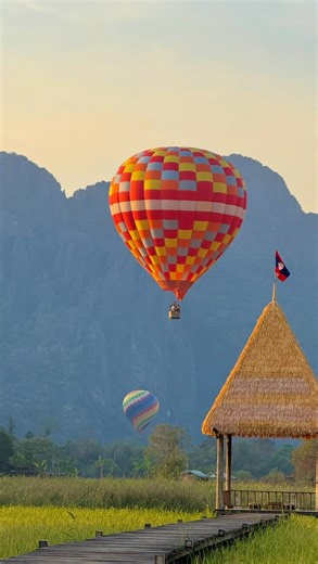 Gaïa | Voyages ✈️ on Instagram: "1. Réserve plutôt le mardi ou le jeudi, assez tard le soir Les meilleurs prix apparaissent souvent entre minuit et 5h du matin : c’est souvent à ce moment-là que les compagnies remettent en ligne les sièges invendus. Résultat : des tarifs qui baissent vraiment et de grosses économies pour ton budget, ma star. 2. Passe toujours en navigation privée sur Skyscanner ou Google Flights Perso, je suis tout le temps en mode privé. Je choisis juste mes dates… et je laisse