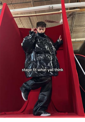 Show Off Your Curves: Stage Fit Commentary