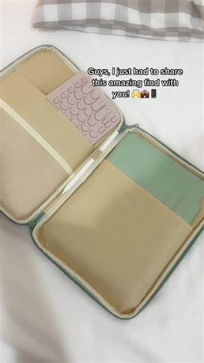 I'm loving this tablet pouch! 😍Perfect for keeping all my tech gear safe and organized. #iPadPouch #TechGearMustHave #OrganizedTechLife #tabletpouch #perantisiswa2022