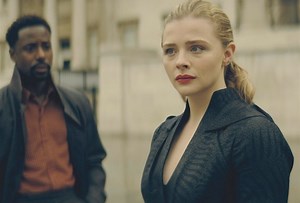 The Peripheral Review: Amazon's Sci-Fi Stunner Delivers A Potent High-Tech Buzz... But It Wears Off Too Quickly - TVLine