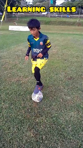 17K views · 10K reactions | Skills drills ⚽ #tips #skills #soccer #football #exercise #fyp | Seto Bowo | Facebook