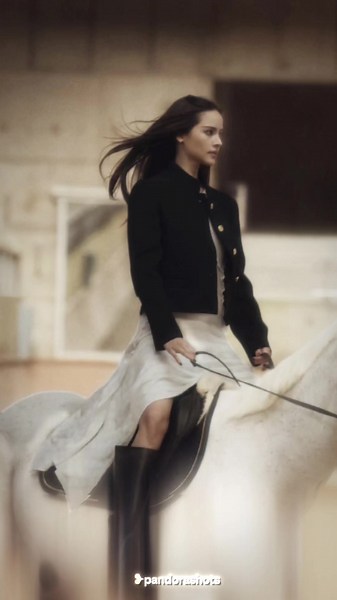ญาญ่าขี่ม้ากับ LV เท่สุดในฤดูนี้