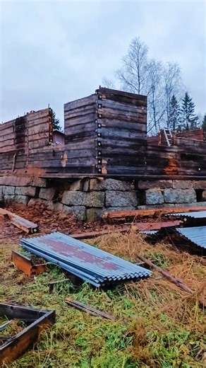 Viimeisiä viedään talon purkamisessa. Jos haaveilet vanhan talon siirtämisestä, ei kannata pelätä purkamisvaihetta. Tämän talon purkaminen hoitui täysin ilman nostolaitteita tai muuta hienompaa kalustoa. Hartiavoimia on käytetty paljon ja suurimmaksi osaksi purkamisen tein yksin. Talkoolaisia on onneksi jonkinverran käynyt ja raskaimpiin vaiheisiin heistä on ollut iso apu. Hirsistä suurin osa on jo kuljetettu pois ja pisimpiä hirsiä on vielä odottelemassa kuljetusta. Onneksi talvi ei ole vielä t