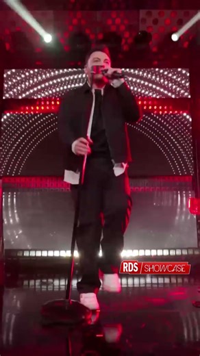 Tiziano Ferro performs "Rosso Relativo" live at his RDS Showcase.