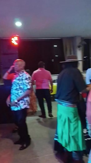 1.5K views · 24 reactions | E teve níver de 40 anos de união no Recreativo Mandaguari ao som do Grupo Canto Tchê top demais. Parabéns e muitas felicidades ao casal. Que Deus continue abençoando está união . 流 Sergio Mendonça Clarice Alves Marlene Aparecida #músicaboa #gaucho #Banda #seguidores #baileiro #bailao #baile | Elite do Bailão | Facebook