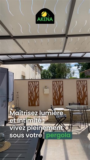 Aménagez votre terrasse avec une pergola bioclimatique. Choisissez vos équipements : toit, éclairage, brise-soleil, stores, couleur etc. | AKENA