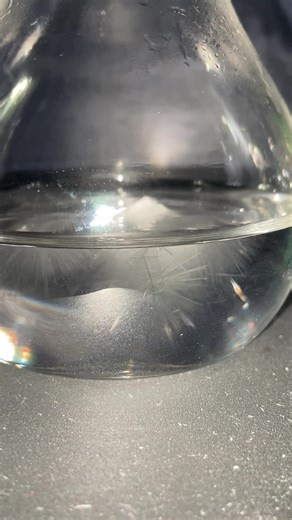 A demonstration with a supersaturated sodium acetate solution #chemistry #sciencetok #sodiumacetate