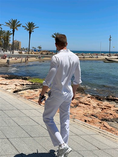 Que el miedo a Hacienda no te frene antes de empezar en Vinted. 👀 Una cosa es vender prendas usadas que tienes por casa, y otra muy distinta es construir un negocio de reventa. La clave está en informarte bien, hacer las cosas con orden y entender cada paso. Comenta 99 y te envío al privado el documento que usan mis alumnos para orientarse y vender con más seguridad. ⬇️ 🚀 #Vinted #emprender #ropavintage #compraventa #resell