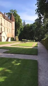 🌙✨ Du 17 au 19 avril 2026, le château de Bazoches se dévoile à la lueur de la Nuit des Monuments. À la tombée du jour, laissez-vous entraîner au cœur de cette forteresse chargée d’histoire, perchée sur les hauteurs du Morvan. Jeux de lumière, ambiances nocturnes et récits fascinants révèlent le château sous un angle inédit. Entre pierres séculaires, silence de la nuit et héritage de Vauban, la visite devient une véritable immersion sensorielle. Une parenthèse hors du temps, où émotions et patri