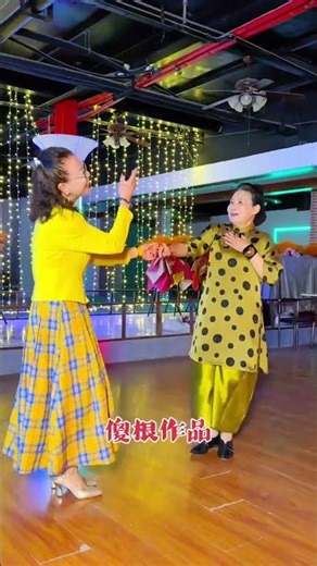 Sister Huang's Window Display Fun: Must-See Shopping Humor