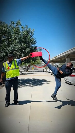Esse baixinho foi desafiado por esse cara! #shorts