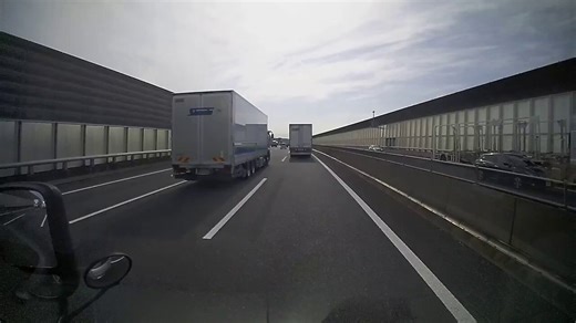トラックの追い越し車線走行が禁止されてるのはこういうことよ