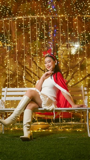 Kend Octofian on Instagram: "Foto kamu gelap pas foto di wisma tanahbua ? Kok bisa padahal banyak lampu ? Penyebabnya sumber cahaya (lampu natal) dari belakang lebih terang dr cahaya area kamu, sebutan nya “Backlight” Solusi nya : - Pakai flash hp - Cari Fotografer yg ngerti “Artificial Light” ->>kek minin 🤣 Muse : @kheiny_miracle MUA: @angel.trya.datupadang Photographer: @kendcaine @torajaku.official @torajaku_studio #toraja #fotografertoraja #wismatanabua"