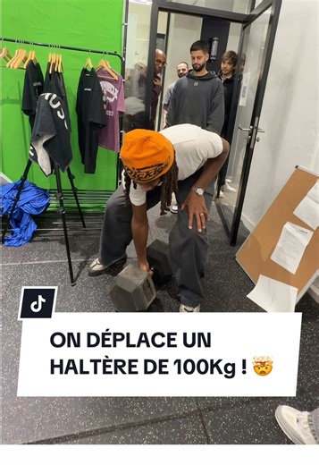 Déplacer un haltère de 100kg : défi impressionnant !