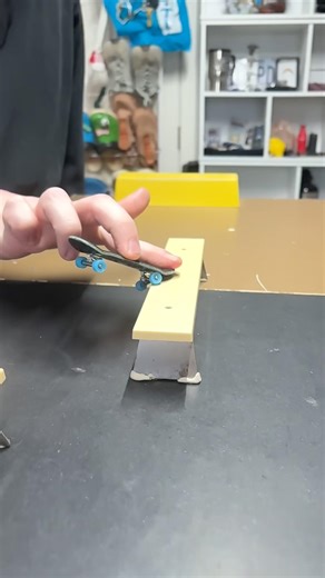 Satisfying fingerboard tricks #fingerboarding