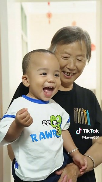 Skirt that Bounces: A Fun Fashion Moment