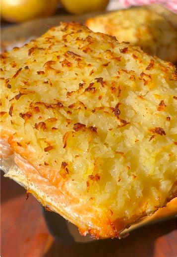 Potato-Crusted Salmon: ONLY 3 INGREDIENTS! 🥔 . Here's my recipe for salmon in a potato crust, a fresh and elegant dish, perfect for family meals this spring or for celebrating Easter! 🌷🐟 With just 3 ingredients, you'll impress your guests. Enjoy! . ✨Find the step-by-step recipe on my YouTube channel! 🎬 Link in my bio and stories 🔗 . #salmon #easyrecipe #easter