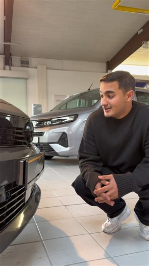 🔥 Amir präsentiert: den neuen Opel Astra in der Ultimate-Ausstattung – oder wie er sagt: ein richtiges Baba-Auto. ✨ Highlights, die überzeugen: • Sitzheizung vorne und hinten • Hochwertige Ledersitze • Wireless Apple CarPlay • Panoramaglasdach – Sterne beobachten inklusive • Satter Sound dank Subwoofer Einsteigen, wohlfühlen, losfahren. Der neue Astra Ultimate wartet im Autohaus Schlegel auf dich. 🚗💨 Komm vorbei – wir zeigen dir dein nächstes Baba-Auto persönlich. 😄 #opel #astra #ultimate #a