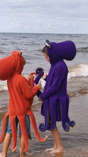 Happy octopuses enjoy the sea #handmadecostumes #kidscostumes #octopus #octopuscostume #halloweencostumeidea #costumedesigner