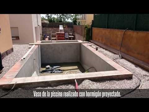 Proceso de construcción pequeña piscina familiar.