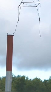 Helikopter, który działa jak latający dźwig. Sikorsky S-64 Skycrane podnosi nawet 9 ton, przenosi mosty, słupy energetyczne i ciężarówki oraz gasi pożary. #technologia #lotnictwo #maszyny #inżynieria #budowa | Michał - ten od maszyn