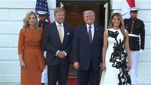特朗普和梅拉尼娅在白宫外停下来，与荷兰国王和王后，合影留念