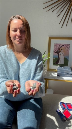 ✨ Parfois, ce sont les gestes les plus simples qui transforment toute une pratique. Les boules de Baoding, peu connues dans le monde du Reiki, sont devenues un de mes indispensables. Je les utilise avant chaque séance, pas seulement pour “me détendre”, mais pour affiner mes ressentis, activer les bons circuits énergétiques et entrer dans une présence pleine. 🎥 Ce réel n’est pas juste un joli moment filmé, c’est l’intimité d’un rituel, d’un lien que j’ai construit avec mes outils année après ann