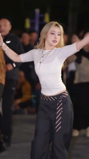 Zhuozhuo, blonde Tibetan dance beauty,graceful Tibetan dance❤️