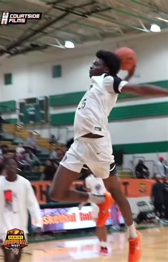 Paul Osaruyi plays bully ball in the paint 😤 #basketball #elite #basketballtiktoks #sports #highschool